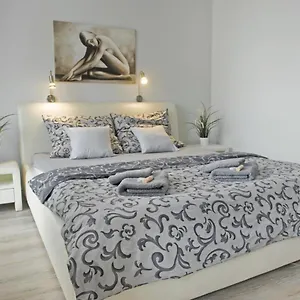https://apartament-nad-jeziorkiem-4.warsawhotelspoland.com